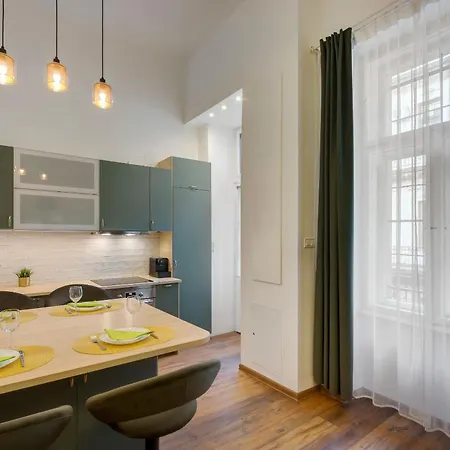 Comfy - Large In The Center Budapest