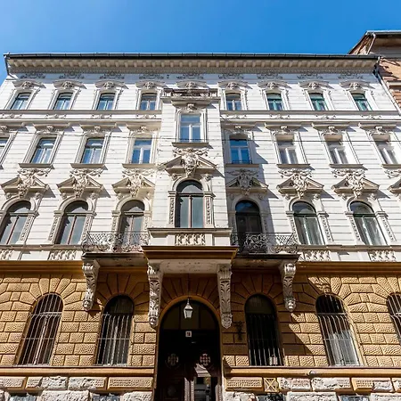 Comfy - Large In The Center Appartamento Budapest