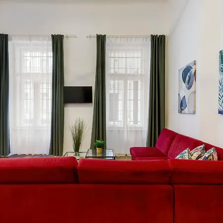 Comfy - Large In The Center Budapest