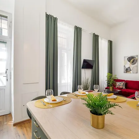 Comfy - Large In The Center Budapest