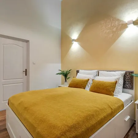 Comfy - Large In The Center Budapest